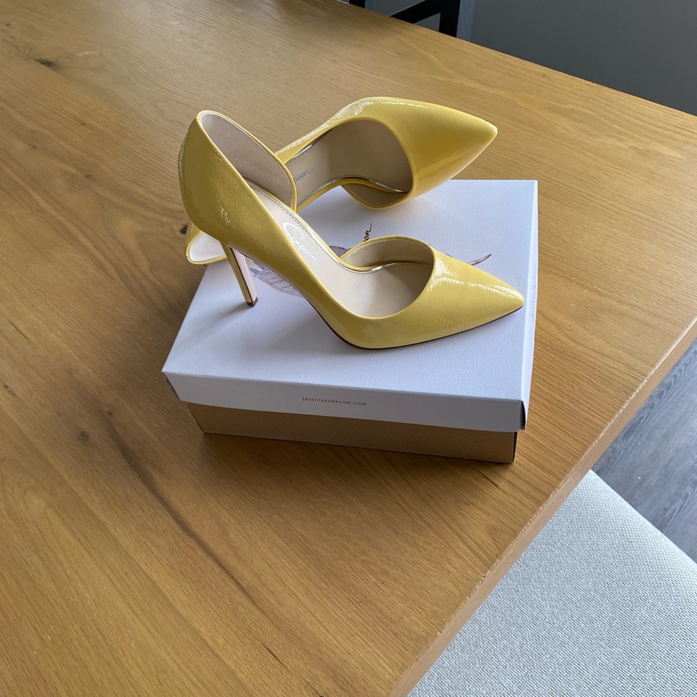 NIB Jessica Simpson Yellow Pointed Toe Pumps - Size 9